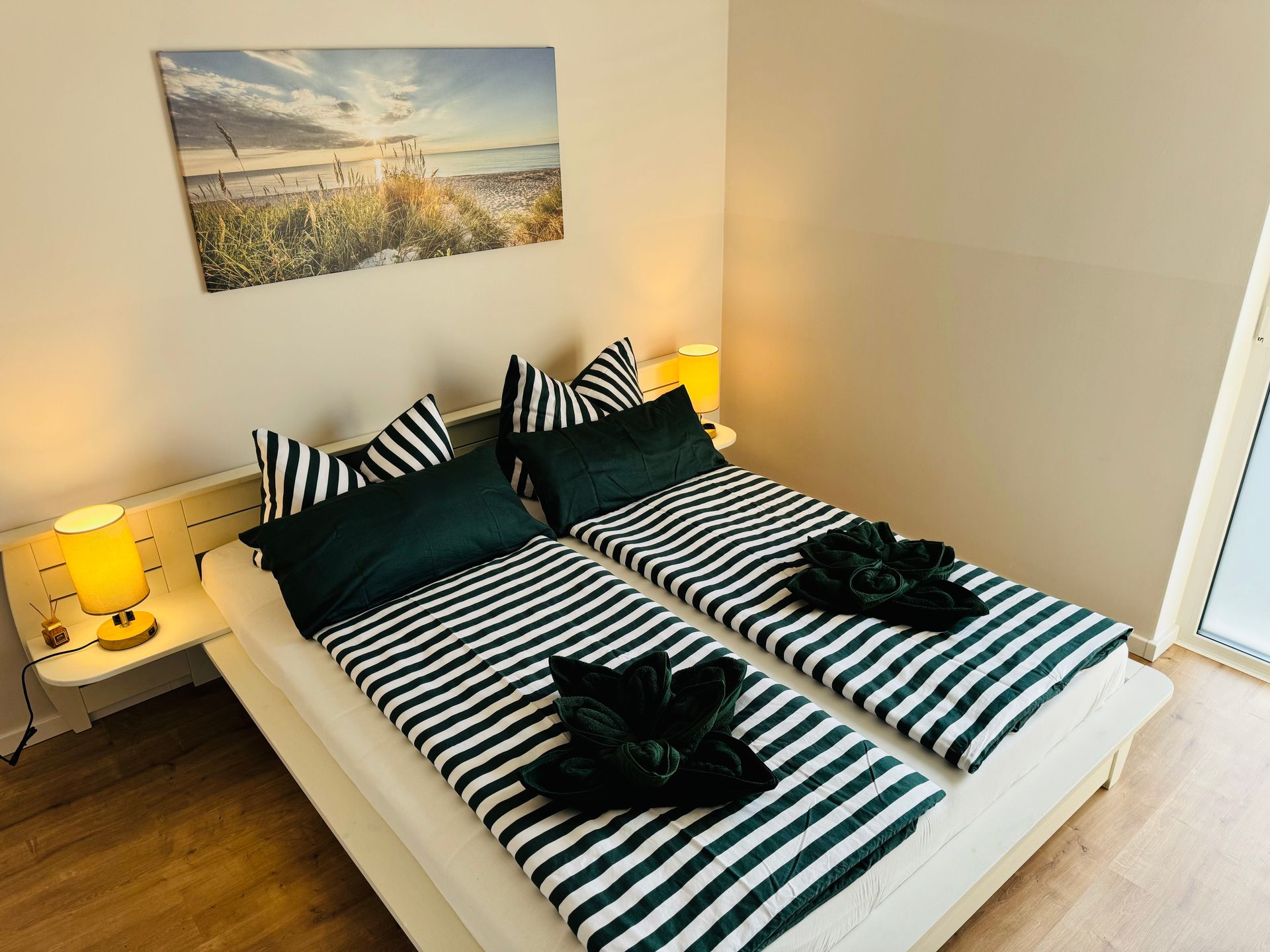 Schlafzimmer mit Smart-TV Netflix Disney+ RTL+
