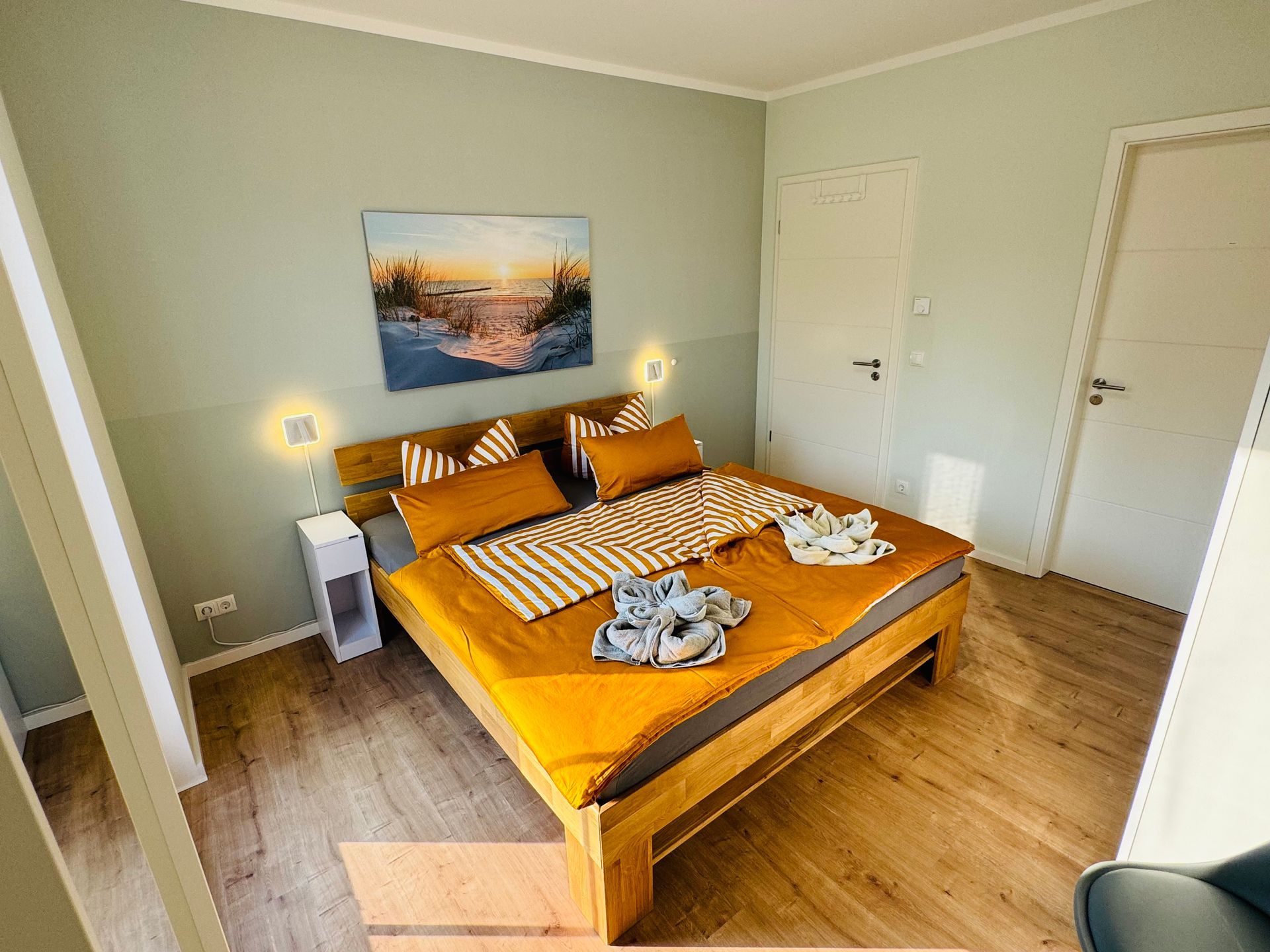 Schlafzimmer mit Smart-TV Netflix Disney+ RTL+