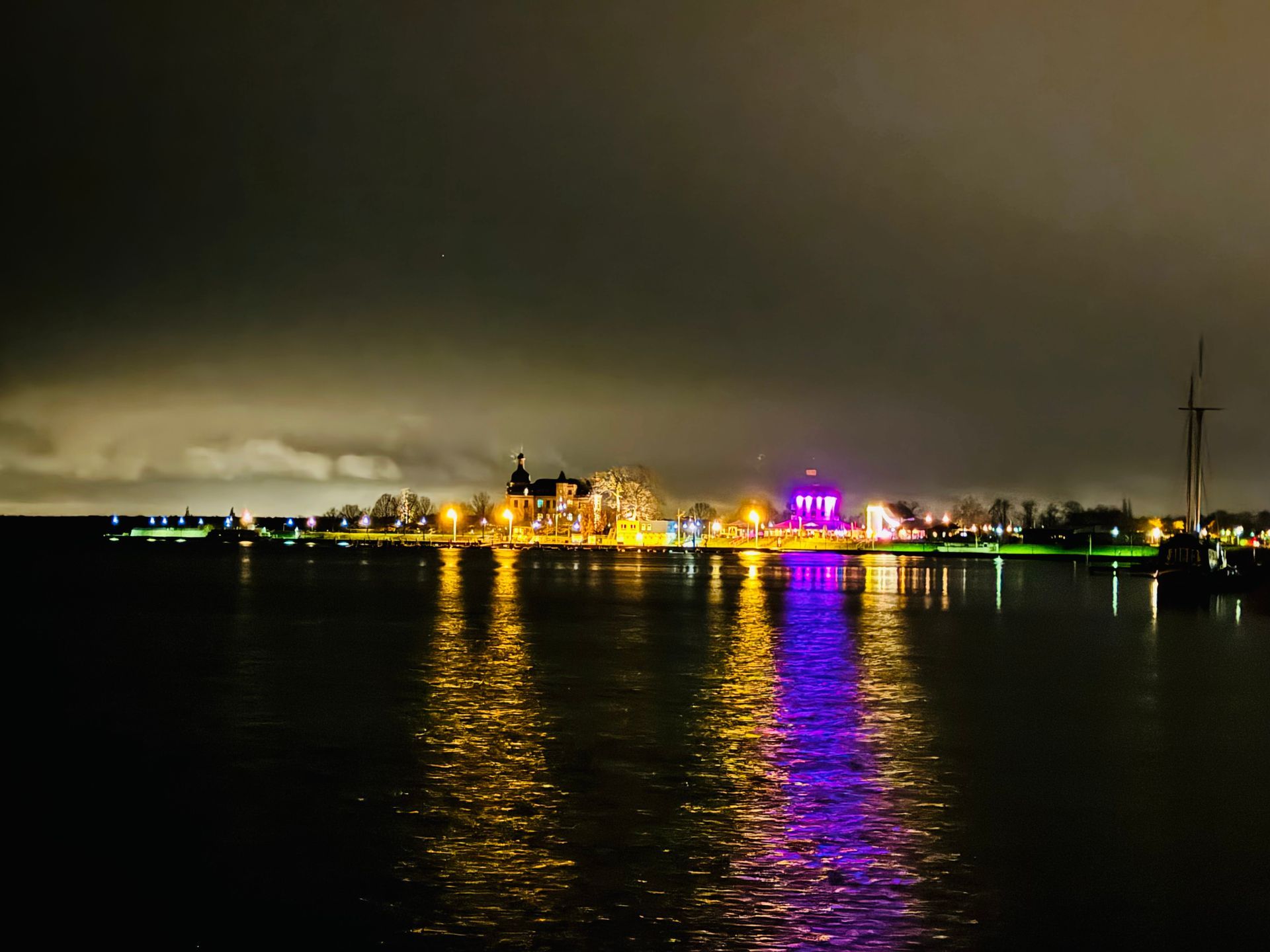 Blick zum Yachthafen und dem Restaurant Seensucht