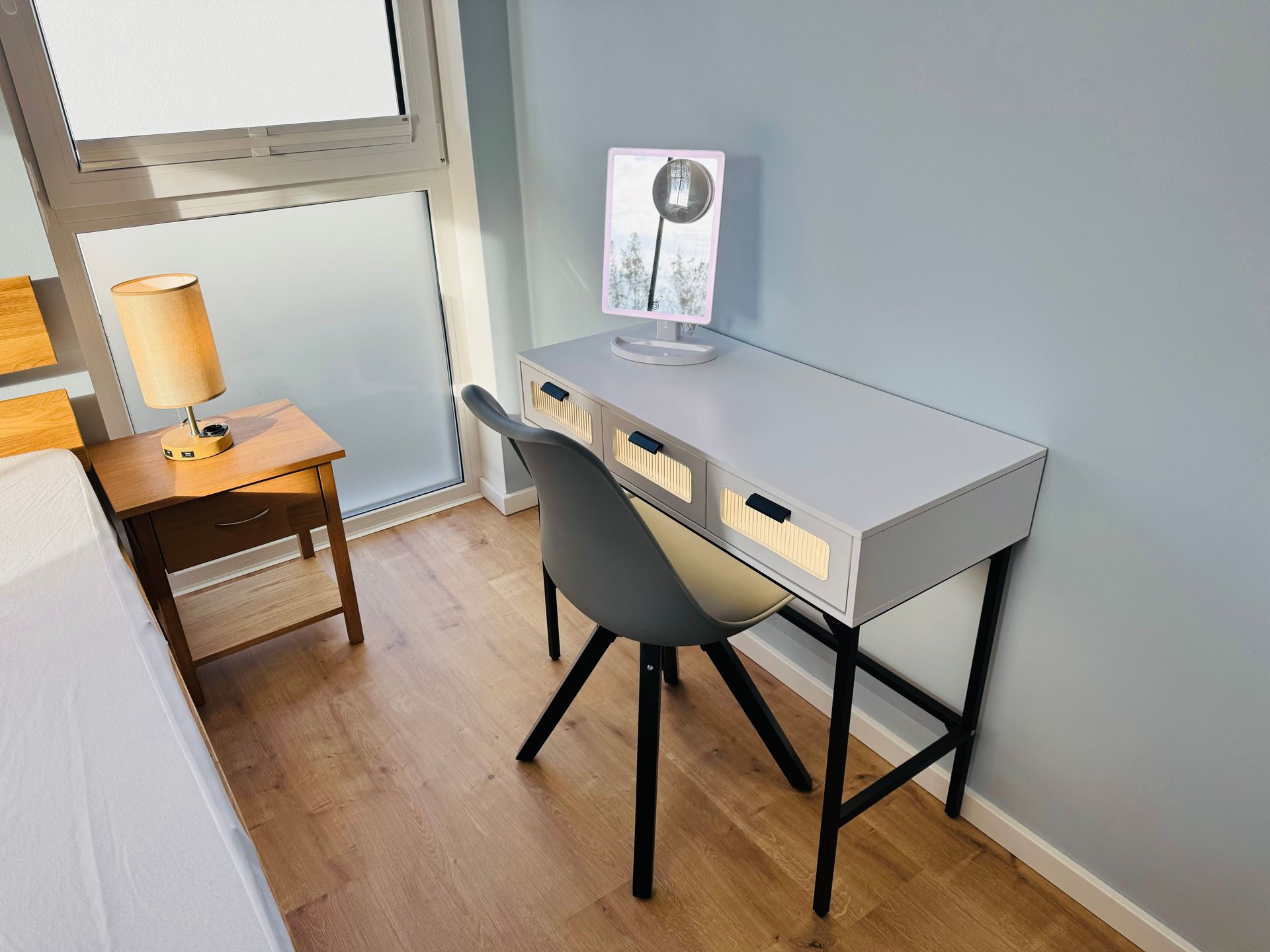 Schmink- /Schreibtisch in 2 der 3 Schlafzimmer