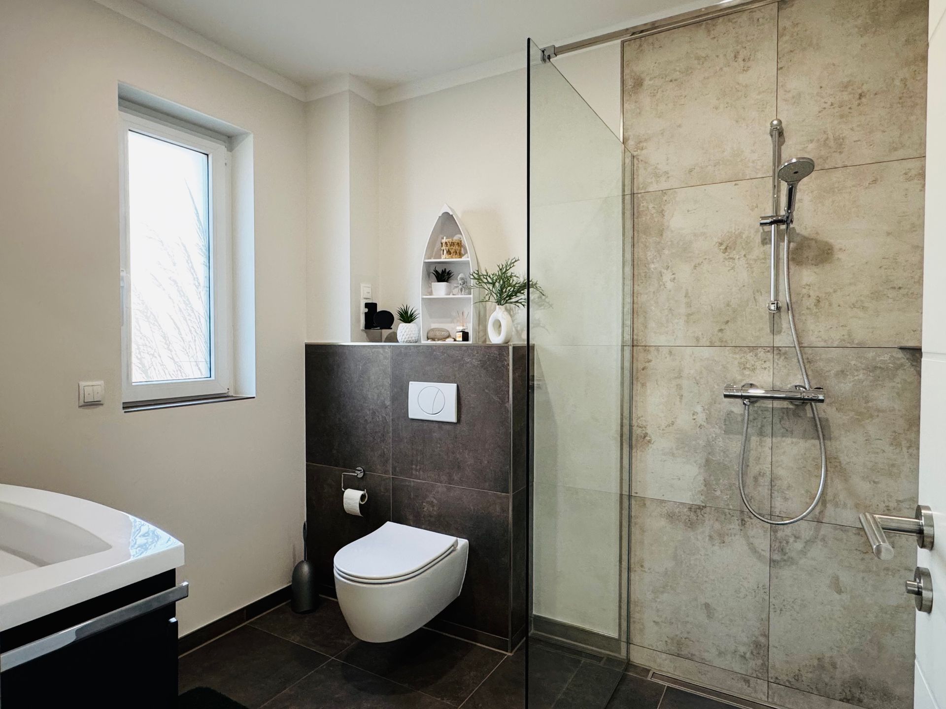 Bad im Erdgeschoss mit Walk-In-Dusche