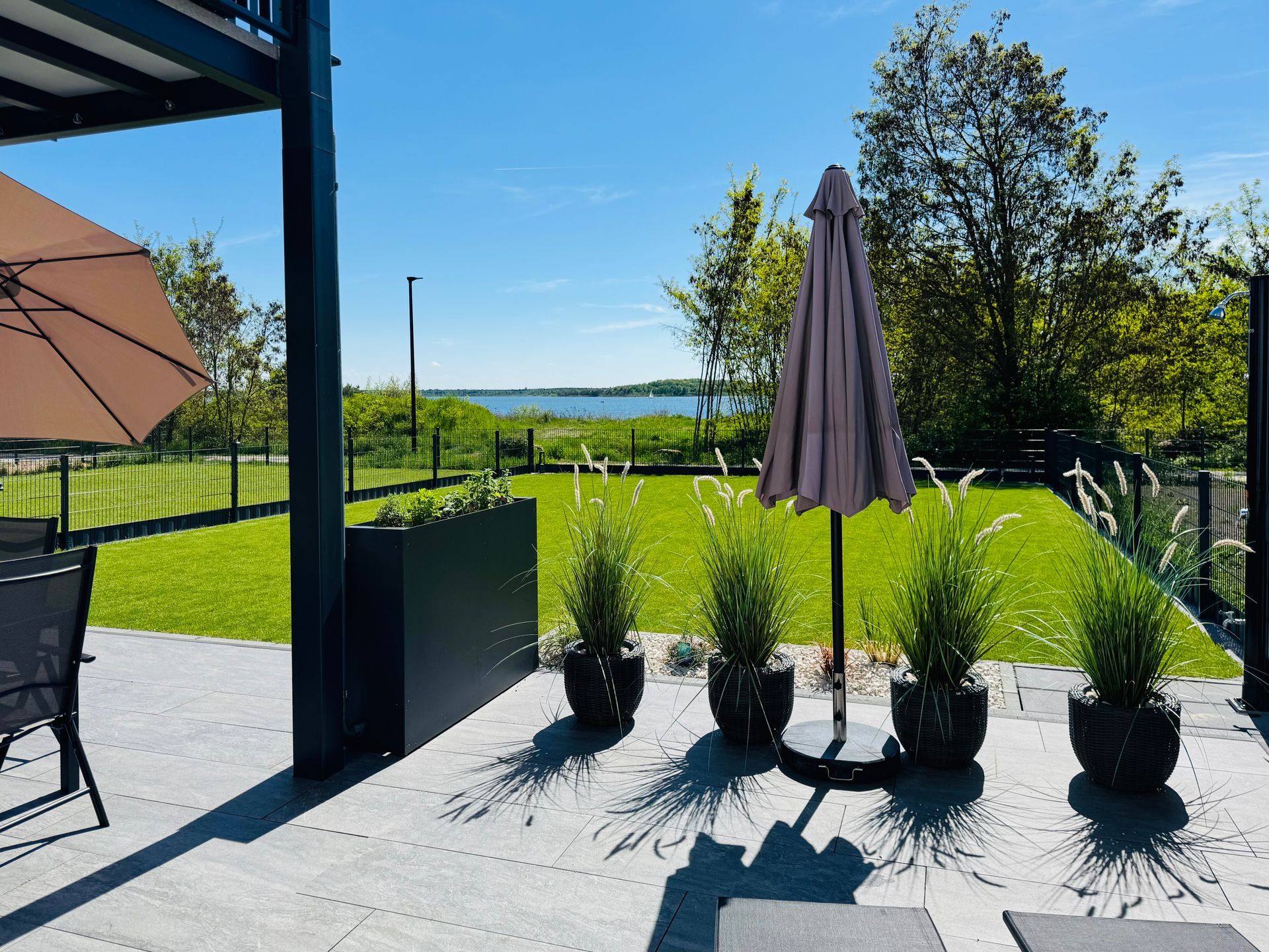 komplett eingezäunter Garten mit Seeblick