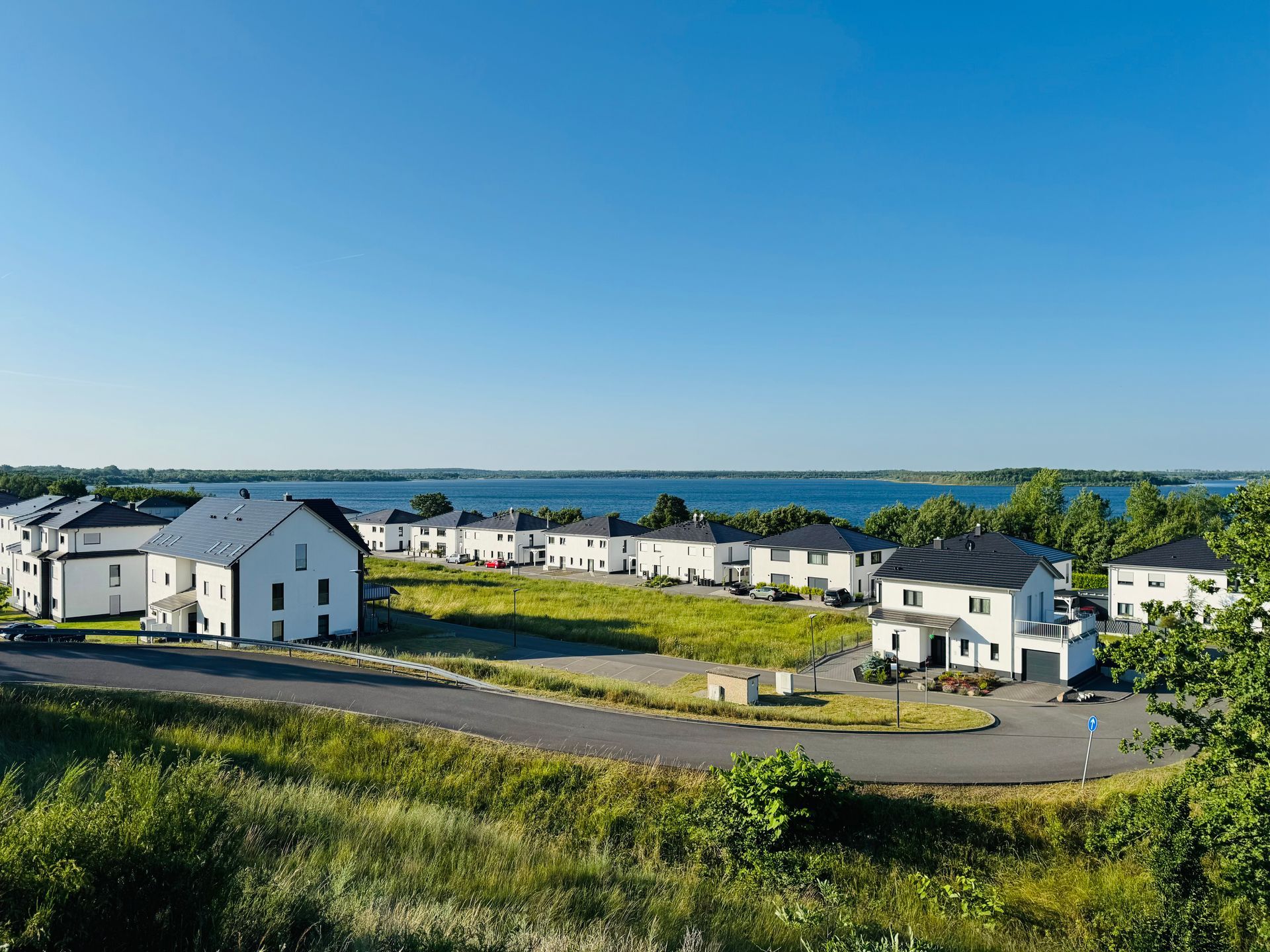 Blick von der Schranken-Anlage ins Ferienhausgebiet Schlossterrassen