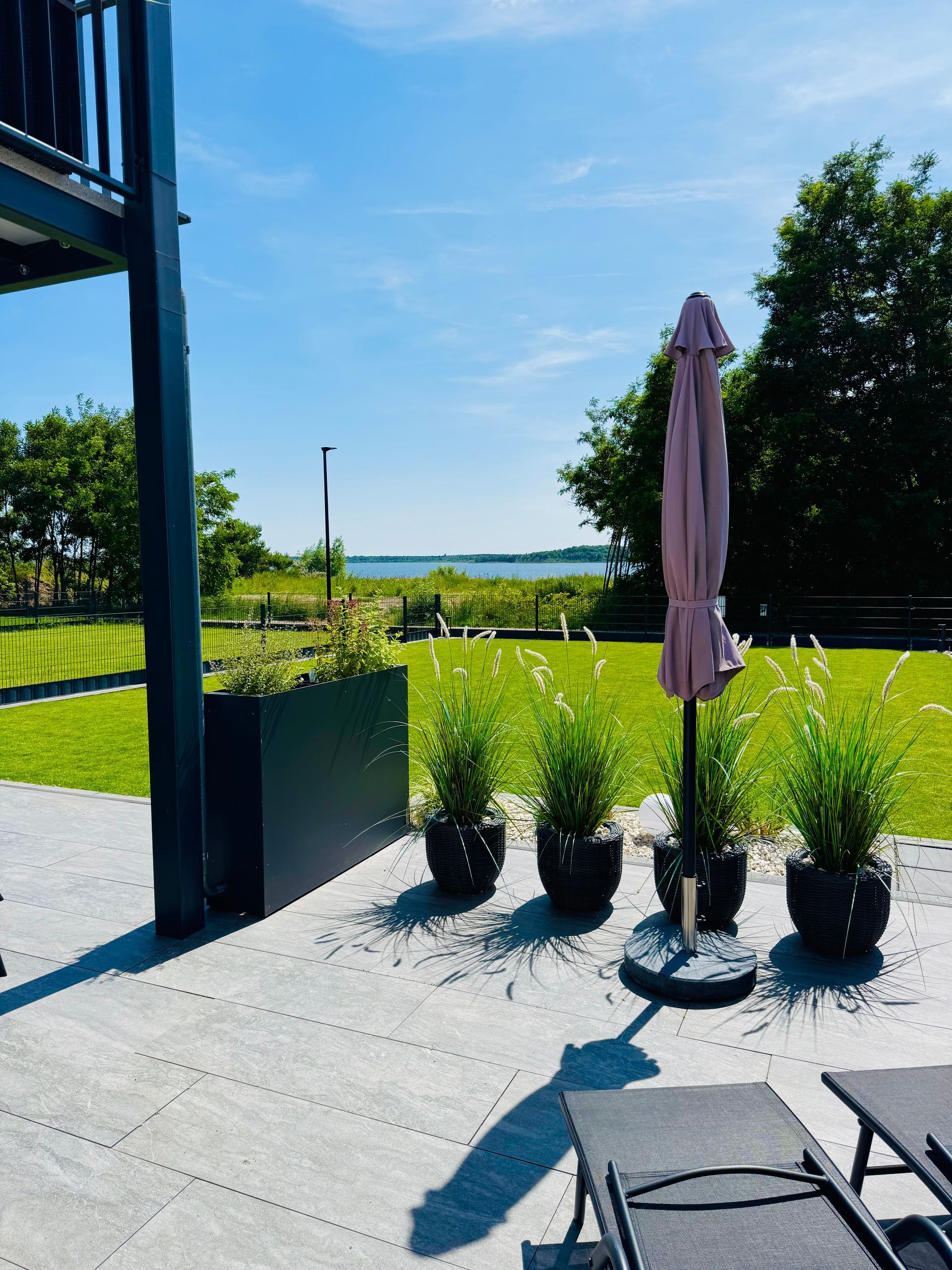 Seeblick vom umzäunten Garten