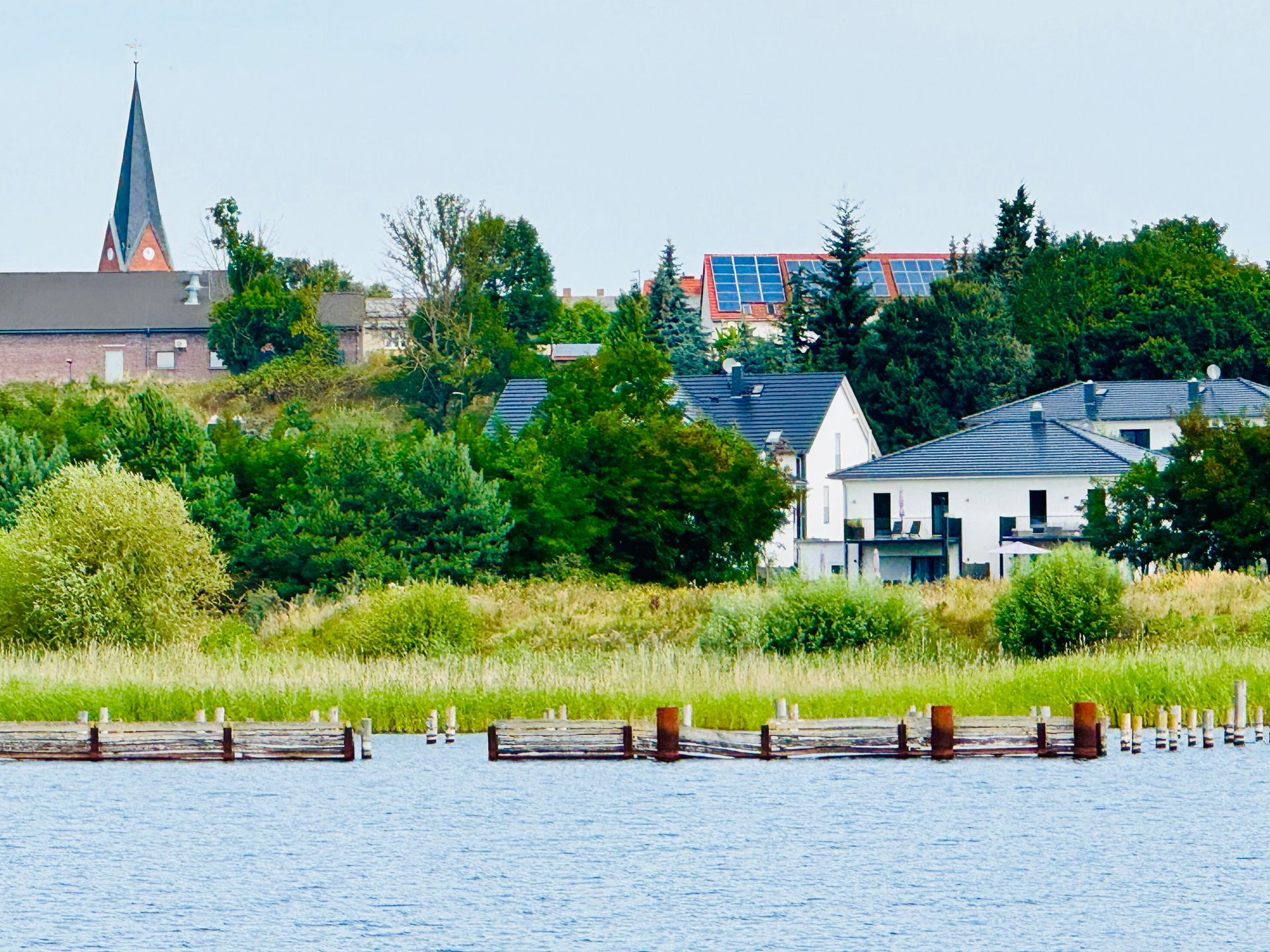 Das Ferienhaus Seegelblick vom See aus gesehen