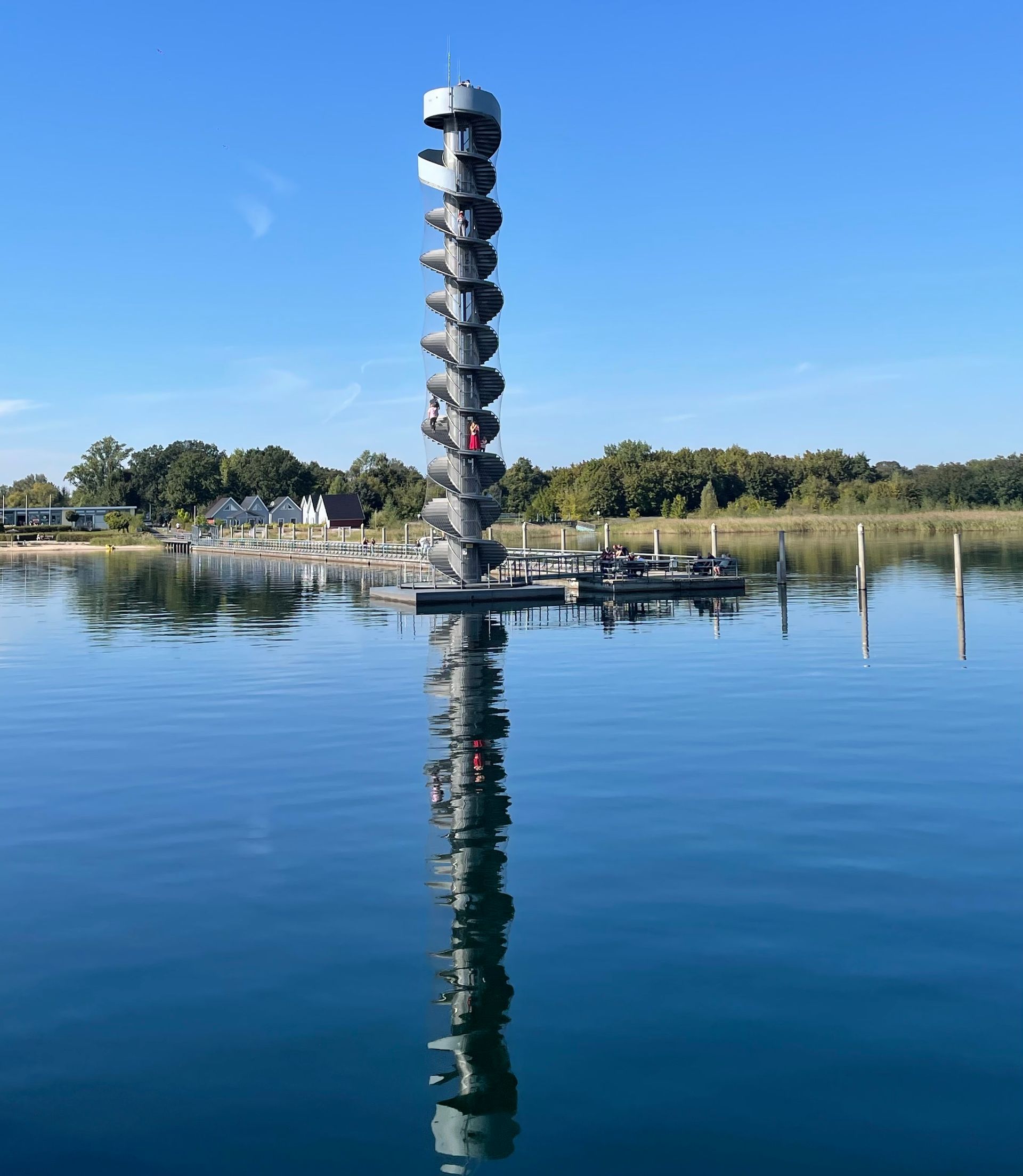 Auf dem Wasser schwimmender Pegelturm in Mühlbeck