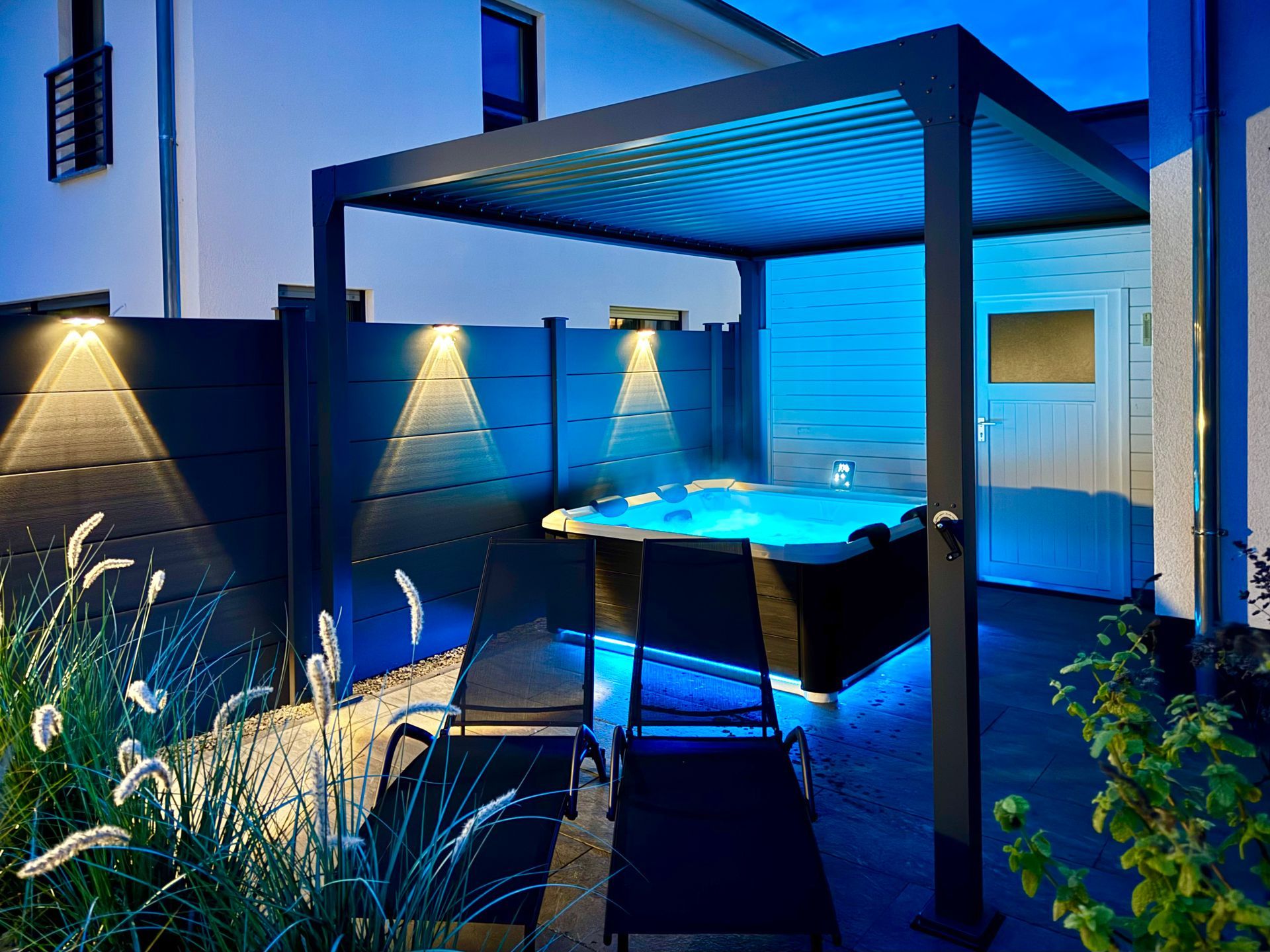 Überdachter XXL-Outdoor-Whirlpool