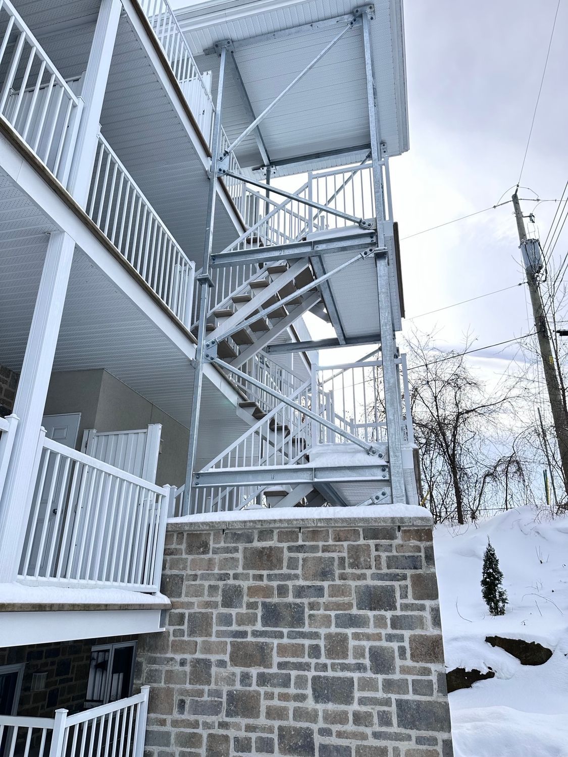 Un bâtiment avec des escaliers menant au deuxième étage.