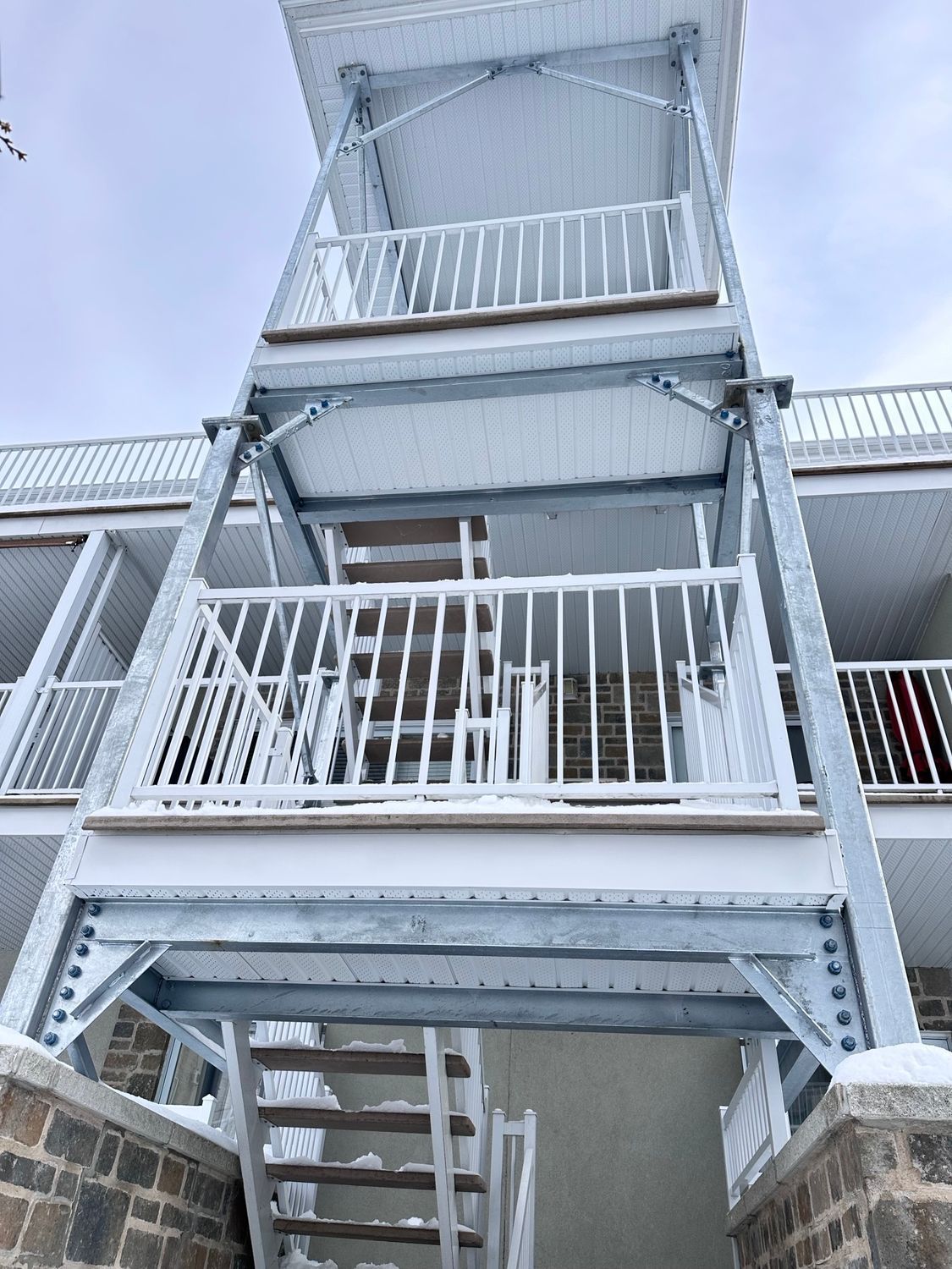 Un bâtiment avec des escaliers menant à un balcon.