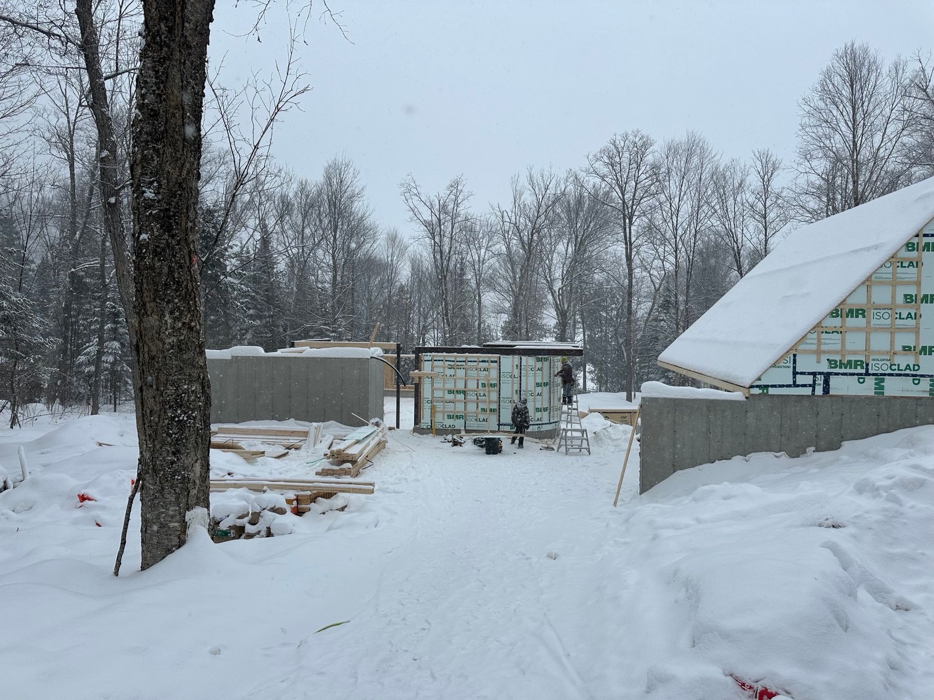 Une zone enneigée avec un bâtiment en arrière-plan
