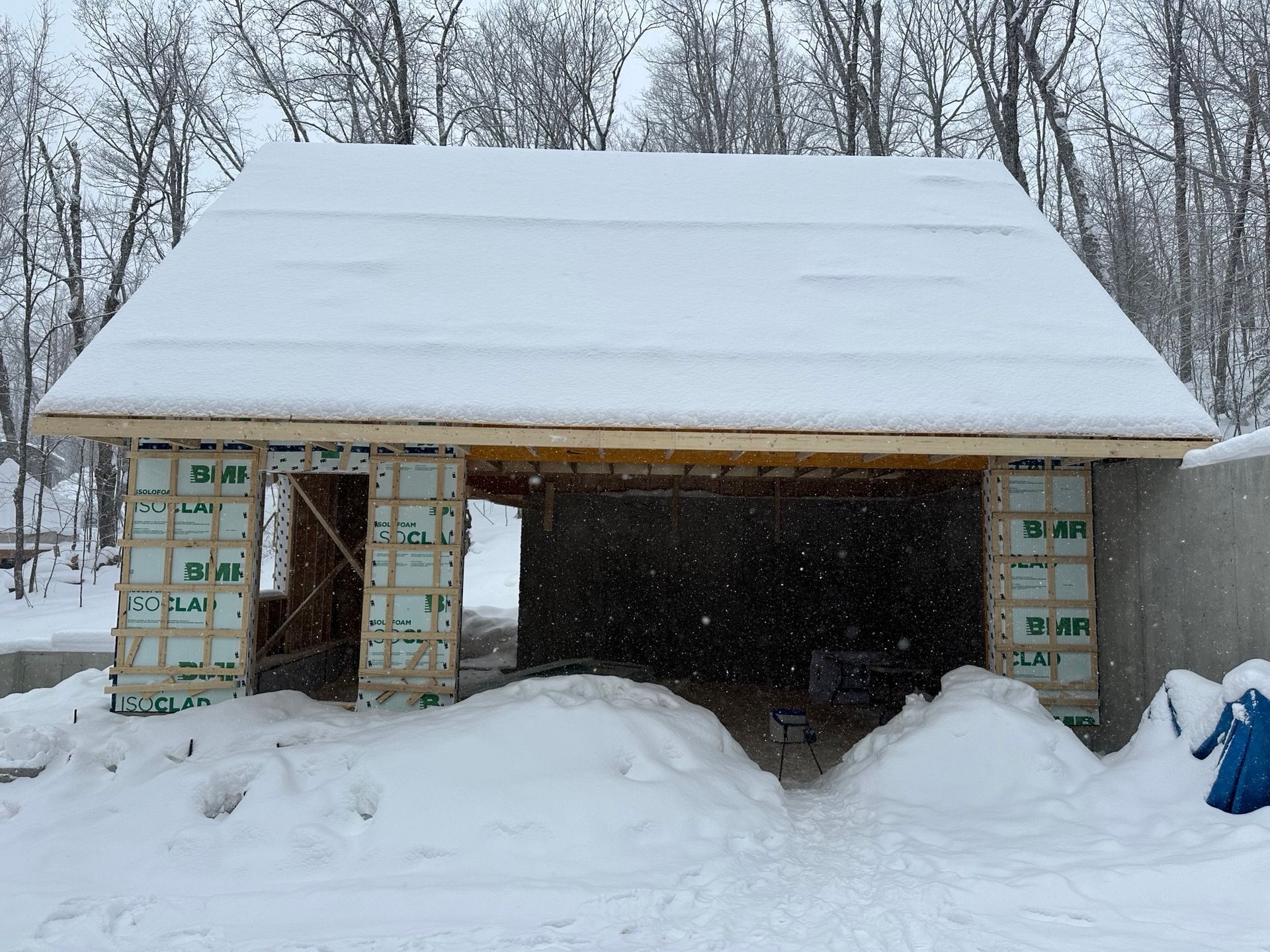 Un bâtiment avec un toit recouvert de neige