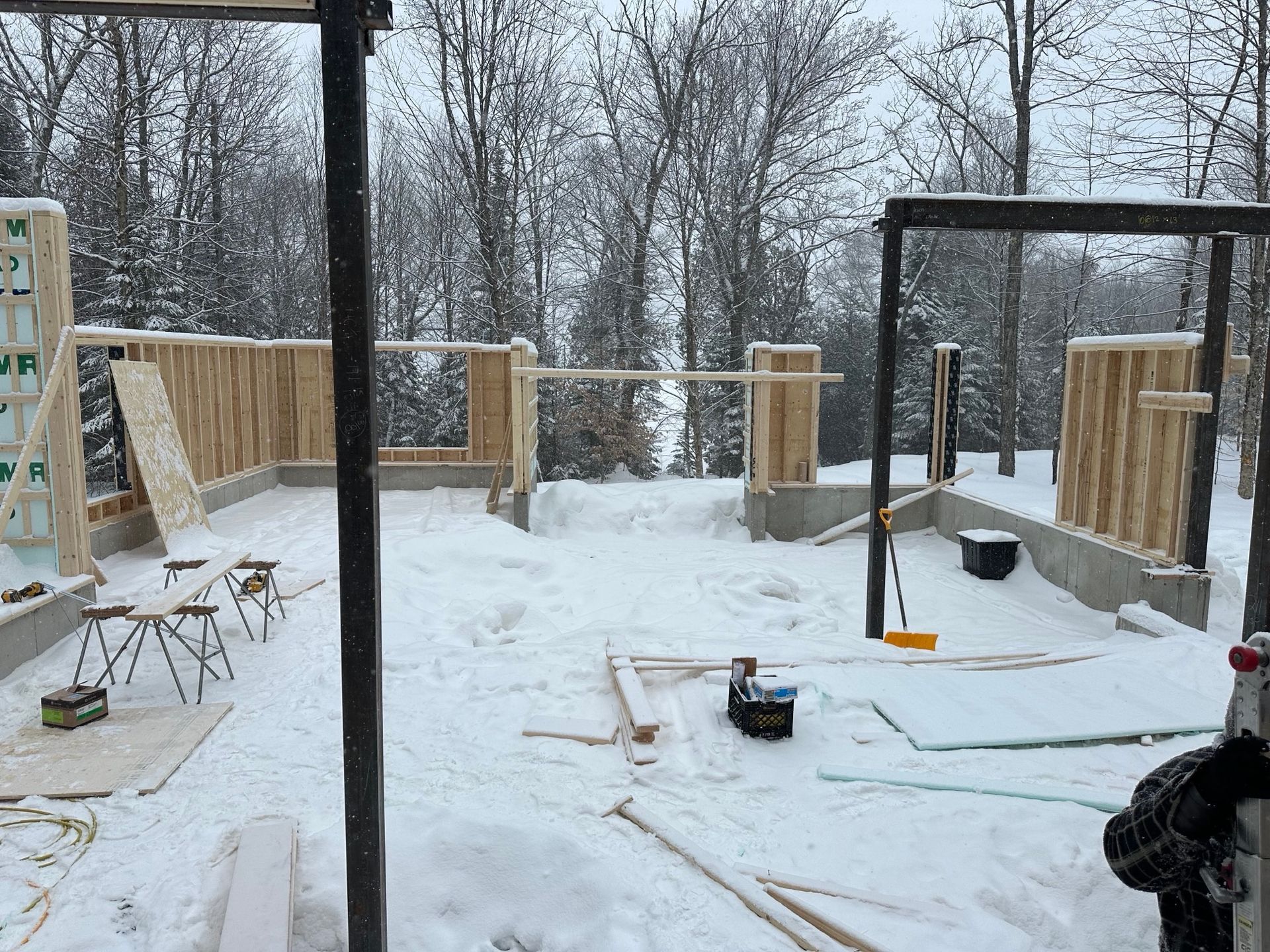 Une maison est en construction dans la neige.
