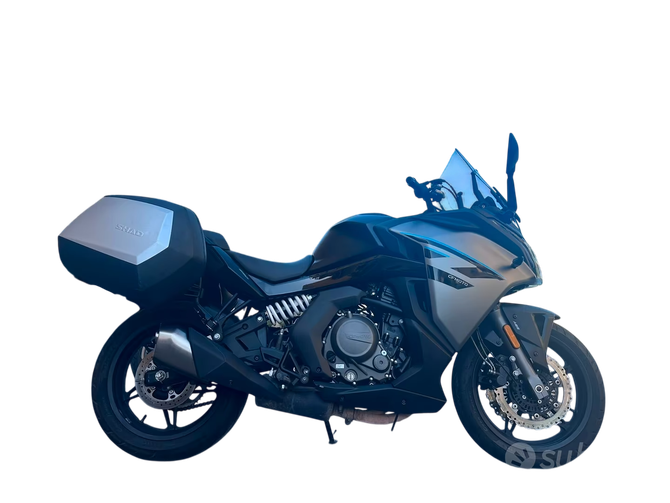 Moto sportiva blu con bauletto, vista di profilo su sfondo bianco