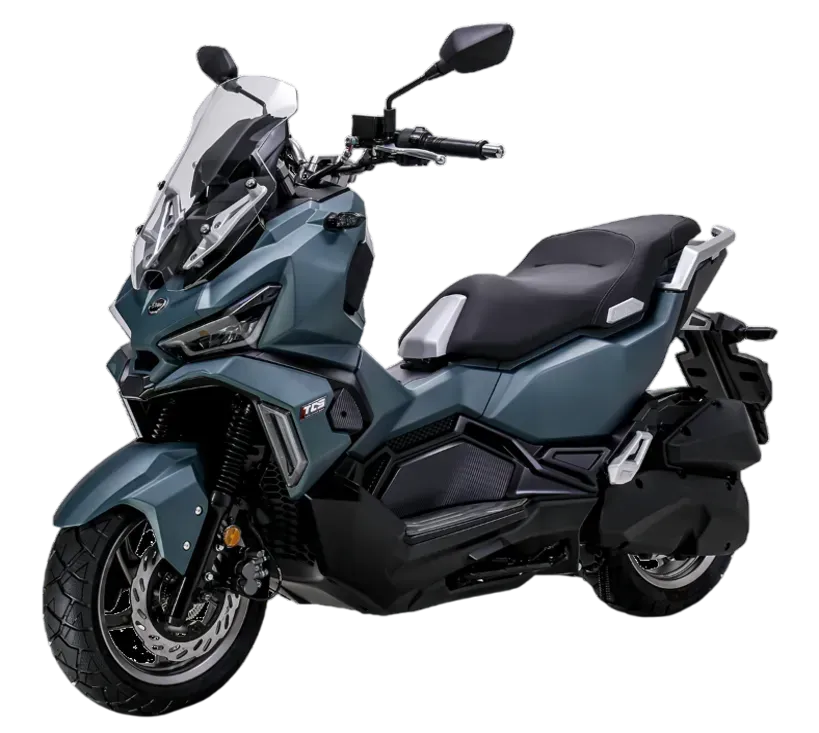 Uno scooter da avventura di colore grigio-blu, visto di tre quarti su sfondo bianco.