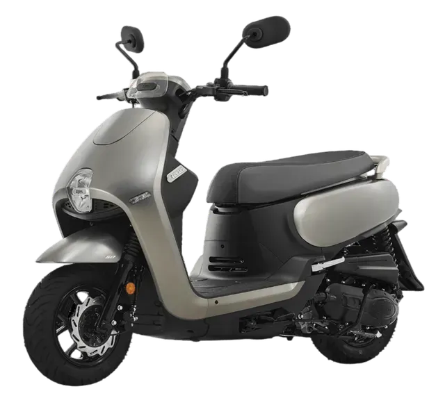 Uno scooter nero e rosso con pneumatici da fuoristrada e paramani su sfondo bianco.