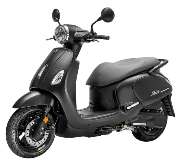 Uno scooter moderno di colore nero opaco, visto di profilo su sfondo bianco.