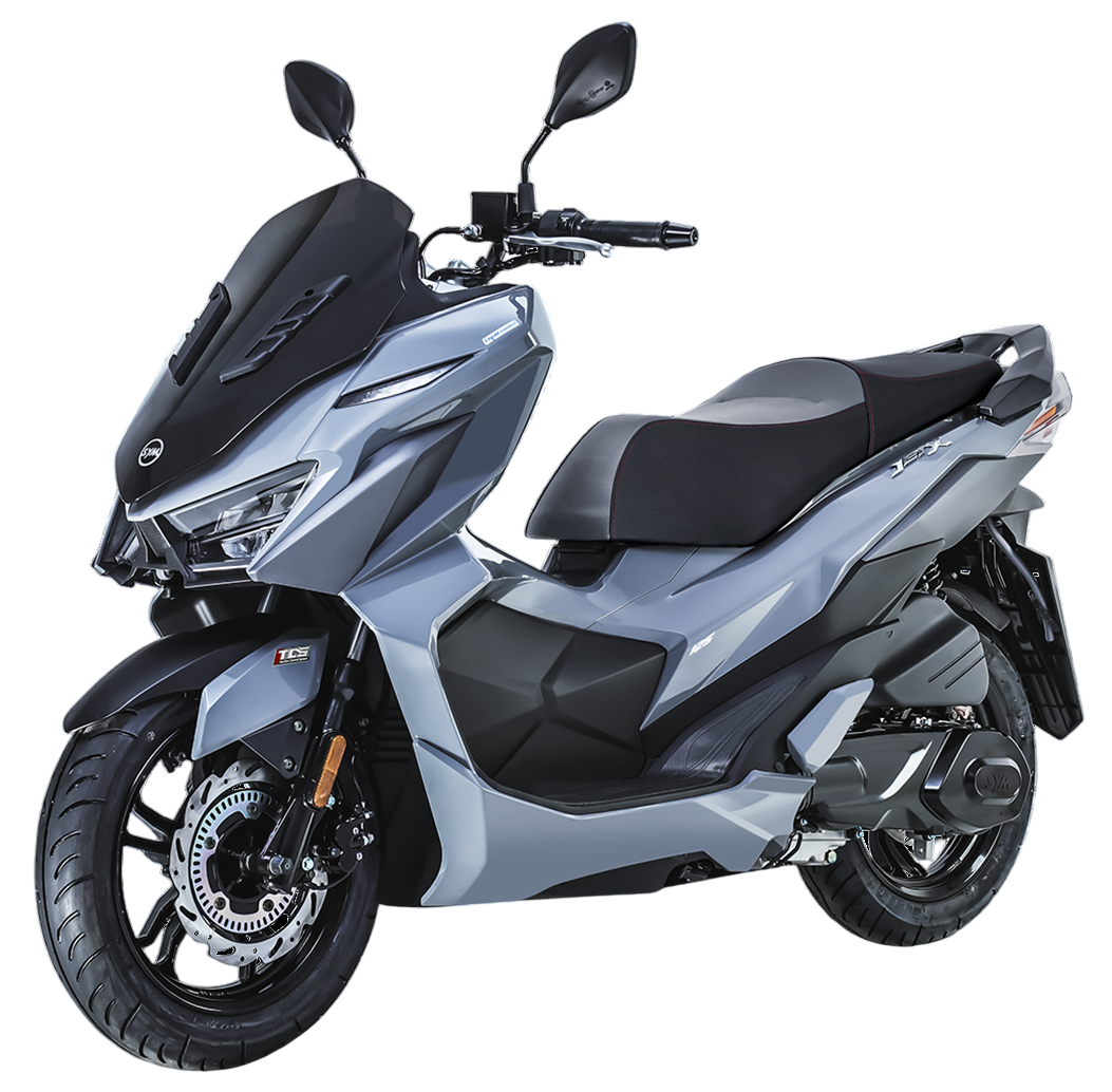 Uno scooter SYM Jet X rosso e grigio, ripreso di tre quarti su uno sfondo bianco uniforme.