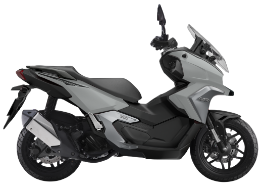 Vista laterale di un monopattino elettrico azzurro con sella e ruote nere, su uno sfondo bianco uniforme.