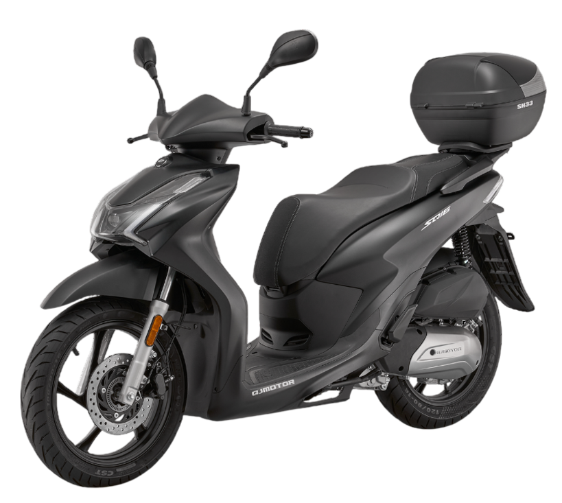 Uno scooter moderno nero con bauletto, fotografato in studio su sfondo bianco.