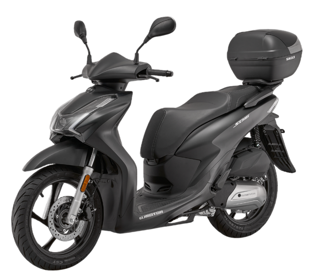 Uno scooter moderno nero con bauletto, fotografato in studio su sfondo bianco.