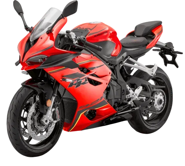 Una motocicletta sportiva rossa e nera vista frontalmente da destra, su uno sfondo bianco uniforme.