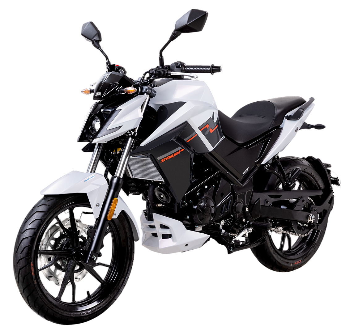 Uno scooter bianco con sella nera e bauletto posteriore nero abbinato, inclinato verso sinistra su uno sfondo bianco.