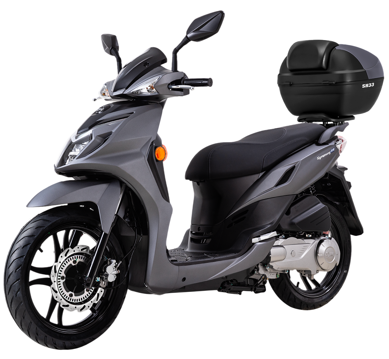 Uno scooter grigio chiaro con sella nera e bauletto posteriore, isolato su sfondo bianco.
