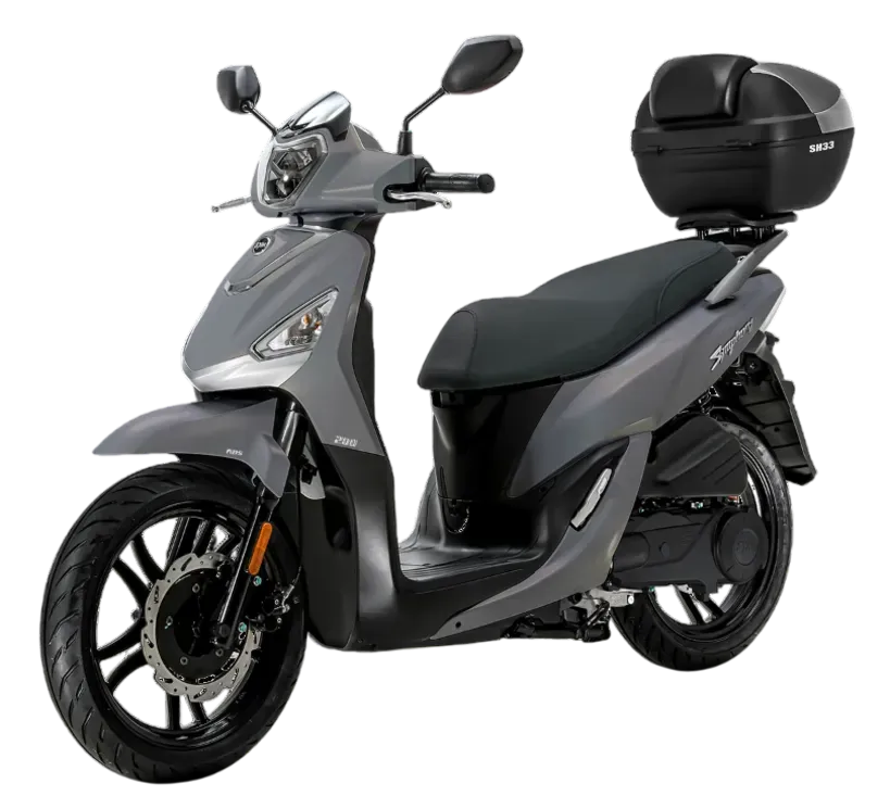 Uno scooter SYM grigio opaco con un bauletto posteriore nero, mostrato su uno sfondo bianco uniforme.
