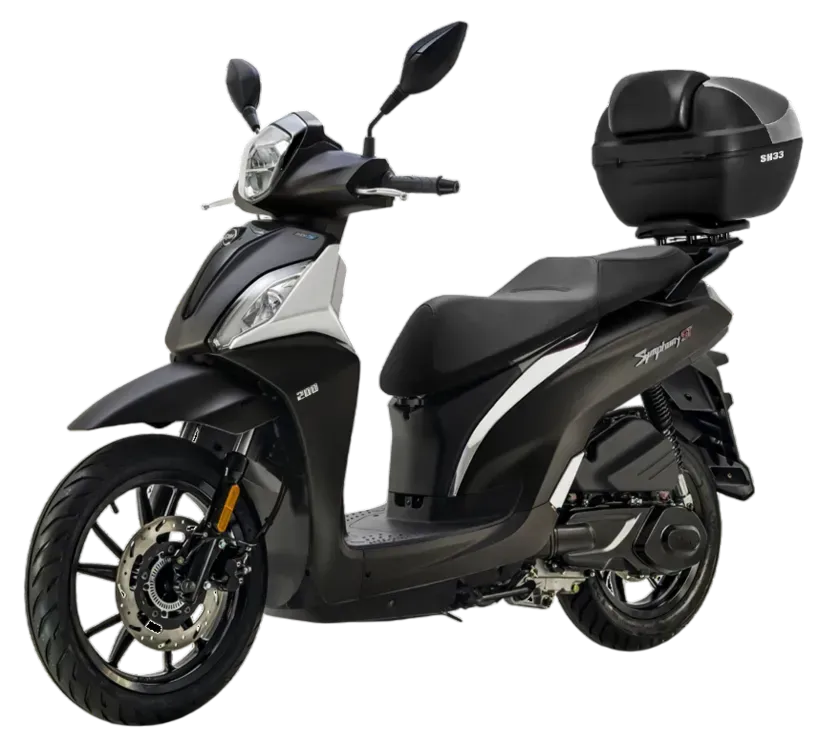 Uno scooter da pendolare grigio scuro con parabrezza e vano portaoggetti posteriore, su uno sfondo bianco uniforme.