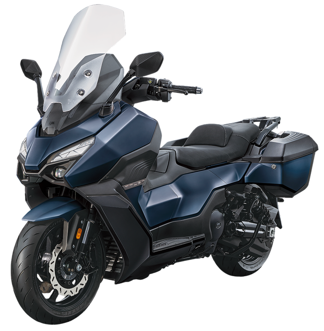 Scooter da turismo blu con parabrezza e borse laterali su sfondo bianco