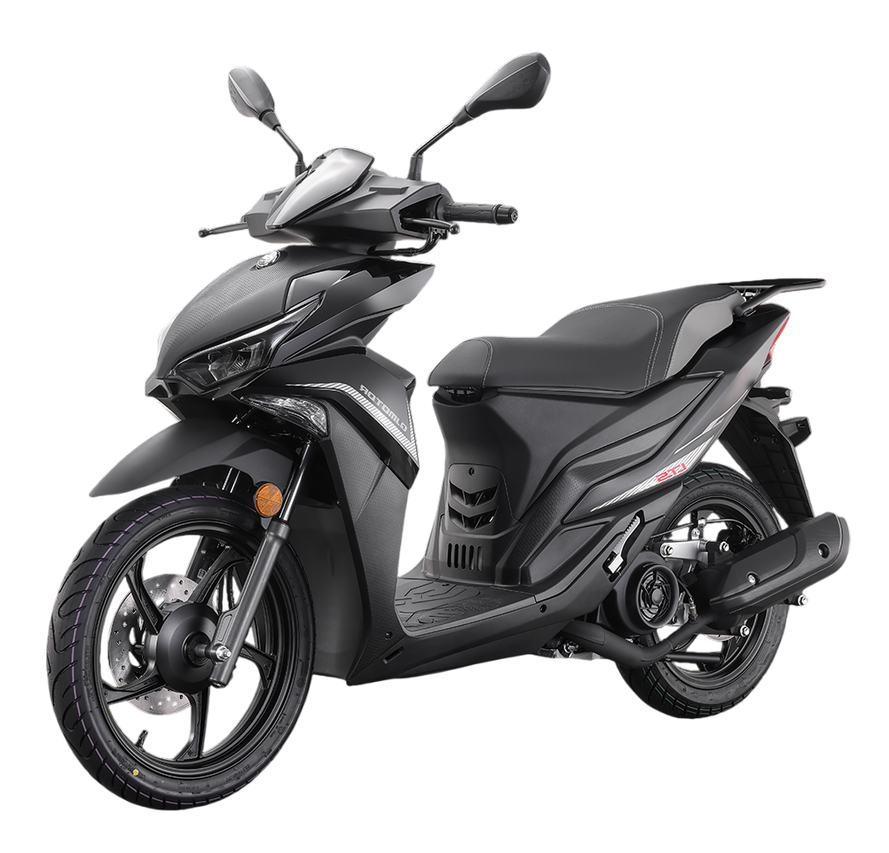 Uno scooter nero opaco con parabrezza e bauletto posteriore su uno sfondo bianco uniforme.