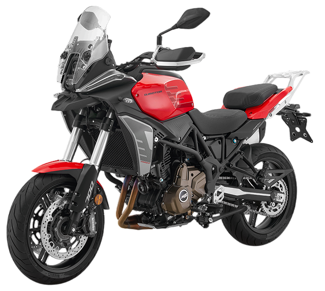 Moto sport touring rossa e nera con parabrezza e specchietti laterali su sfondo bianco