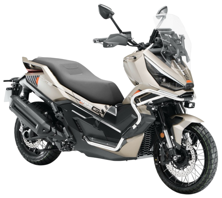 Uno scooter Vespa arancione brillante con sella nera, specchietti argentati e ruote bianche su sfondo bianco.