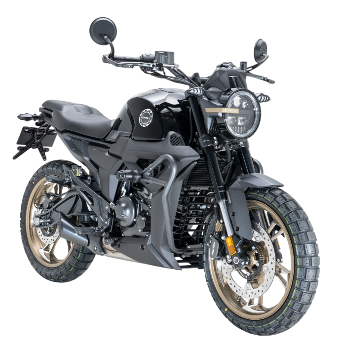 Uno scooter Vespa arancione brillante con sella nera, specchietti argentati e ruote bianche su sfondo bianco.