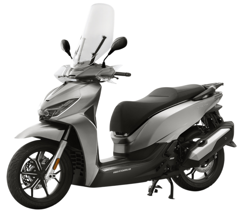 Uno scooter SYM bianco, inclinato verso sinistra, stagliato su uno sfondo bianco uniforme.