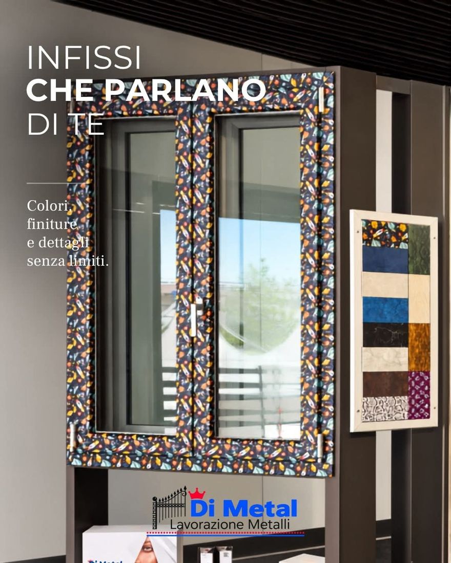 Pannello espositivo in vetro e mosaico presso uno showroom Di Meta, con accanto un pannello campione.