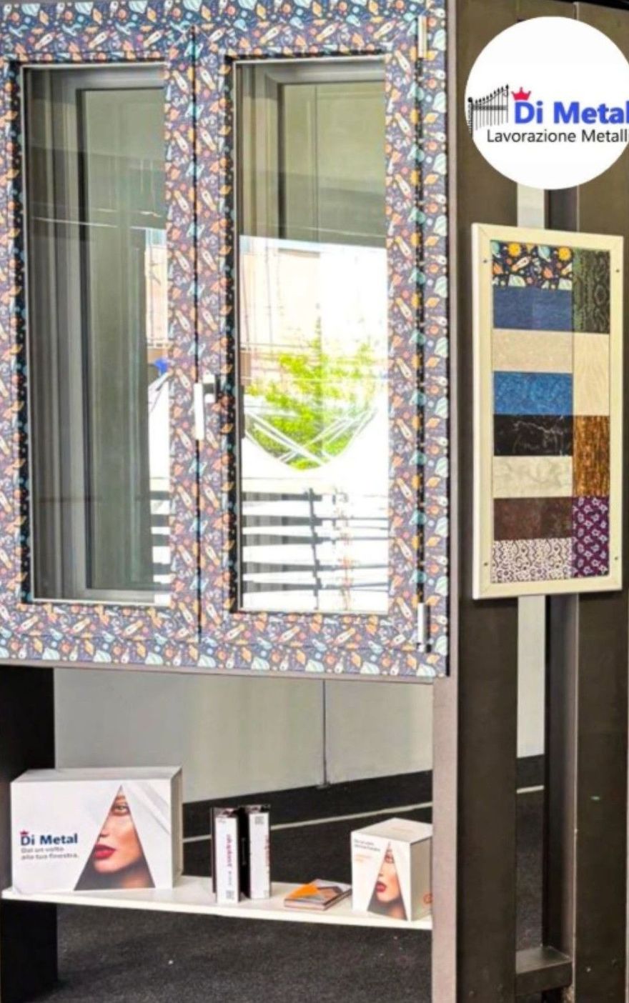 Pannello espositivo in vetro e mosaico presso uno showroom Di Meta, con accanto un pannello campione.
