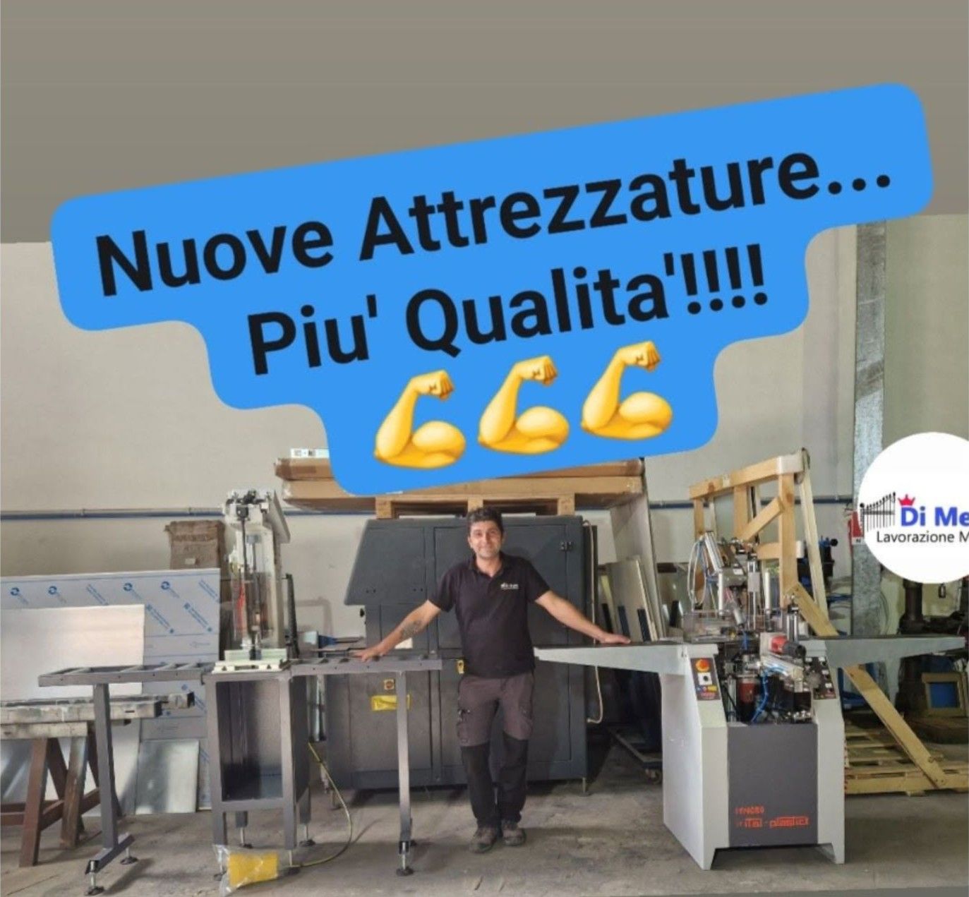 Un uomo in piedi in un'officina meccanica con uno striscione in italiano che promuove nuove attrezzature di qualità superiore.