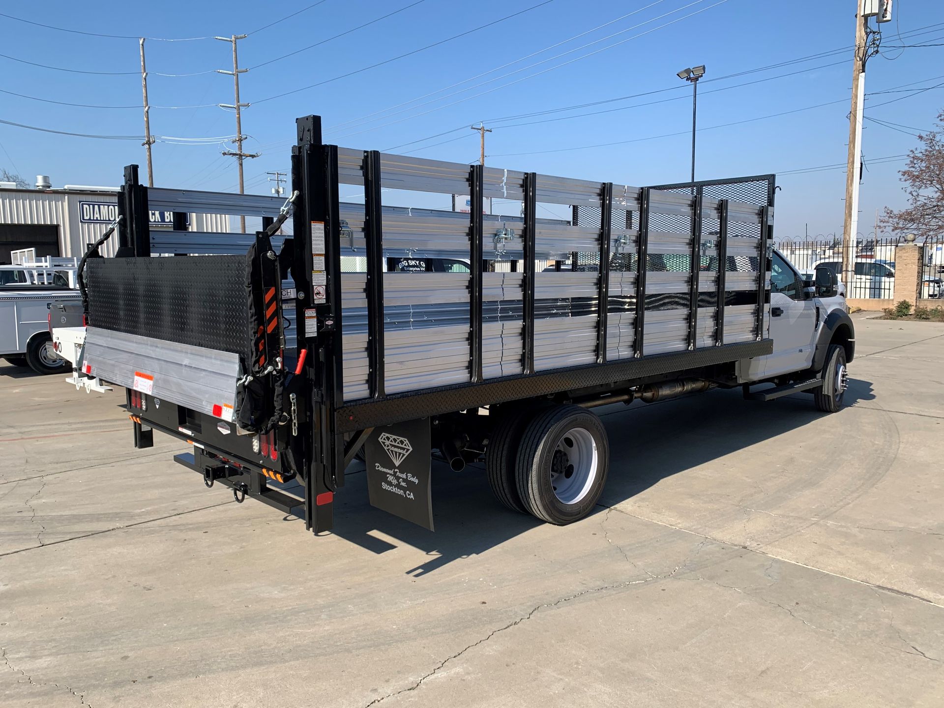Flatbed with liftgate