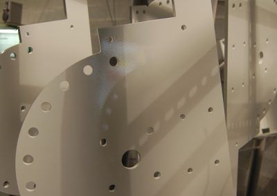 Un tas de morceaux de métal blancs avec des trous dedans.