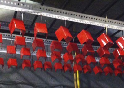 Un tas de carrés rouges suspendus au plafond