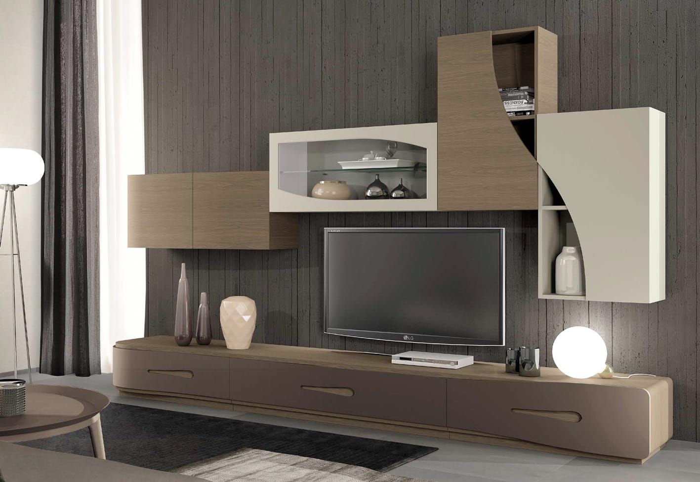 Un soggiorno con una TV a schermo piatto su un supporto