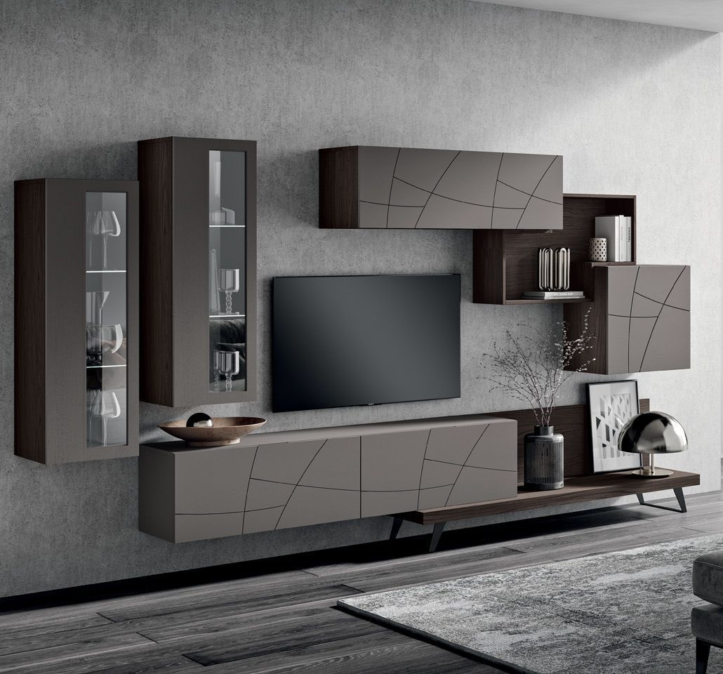 Un soggiorno con una TV a schermo piatto montata sulla parete.