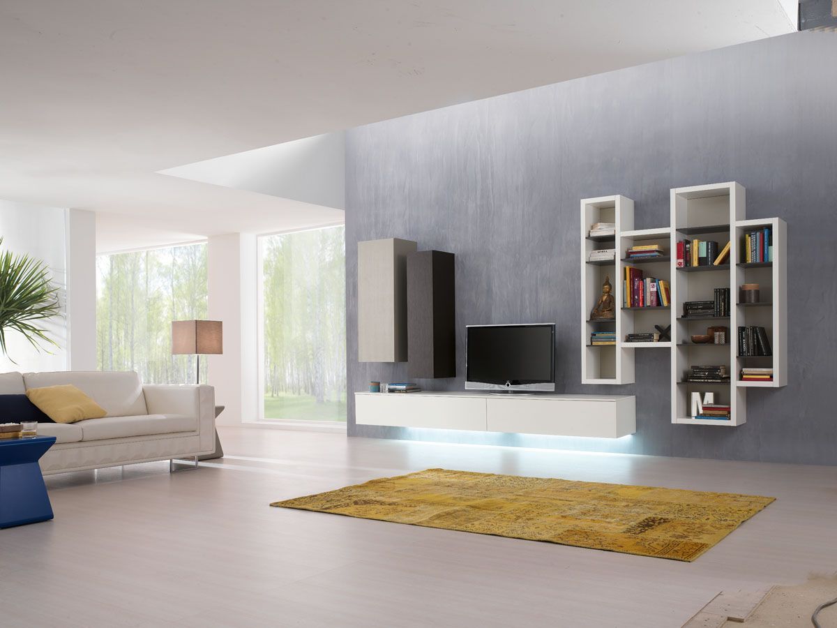 Un soggiorno con un divano e una televisione
