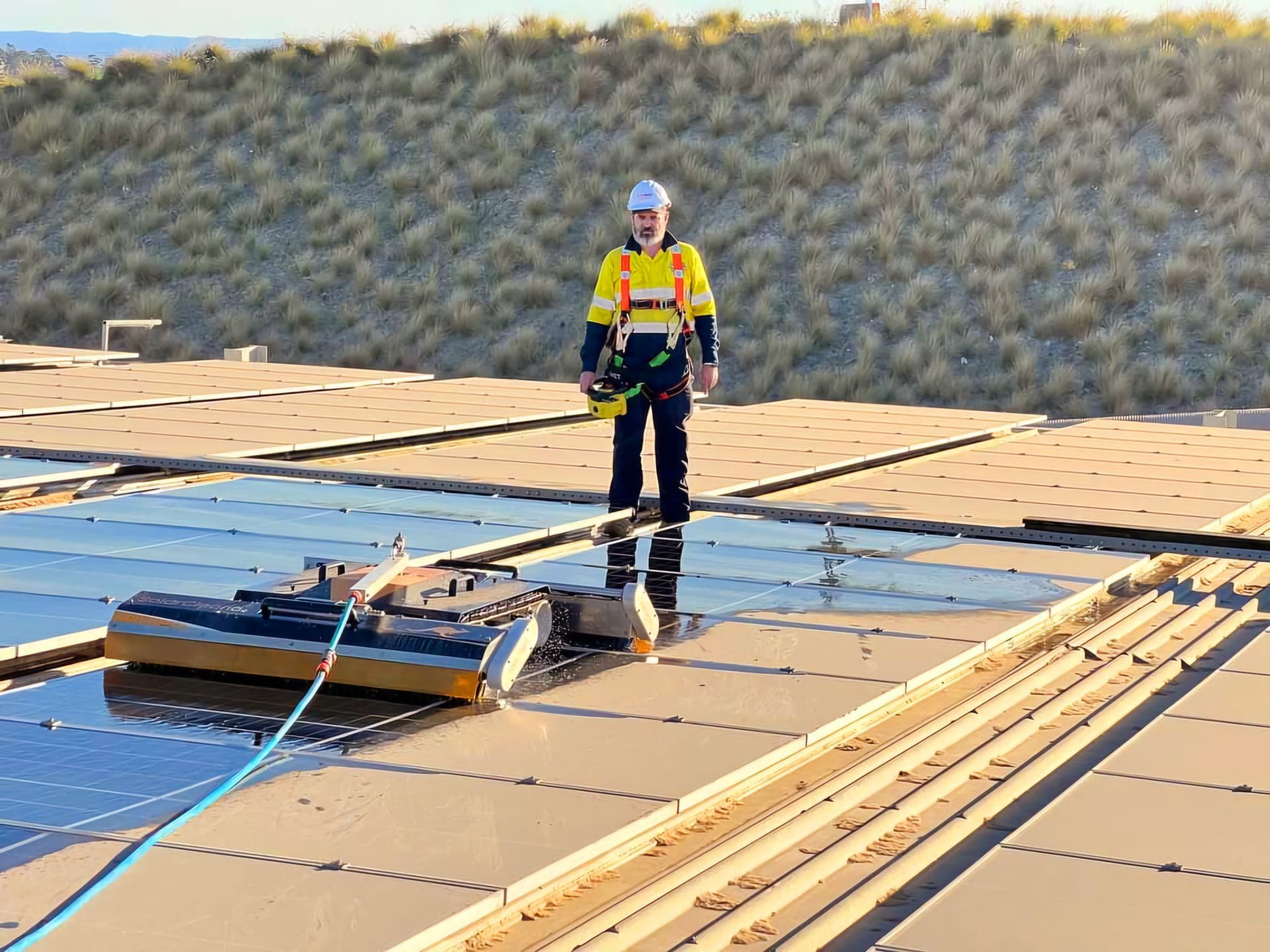 Solar cleaning robot