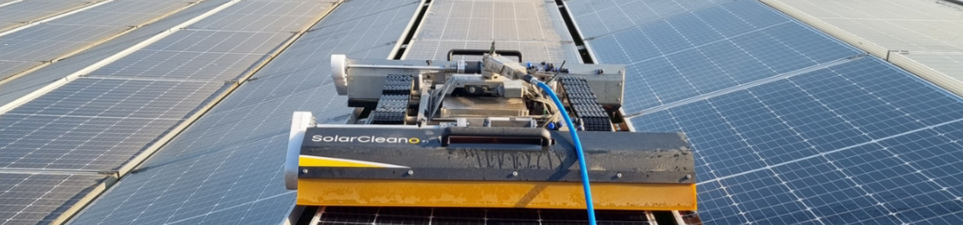 Solar cleaning robot