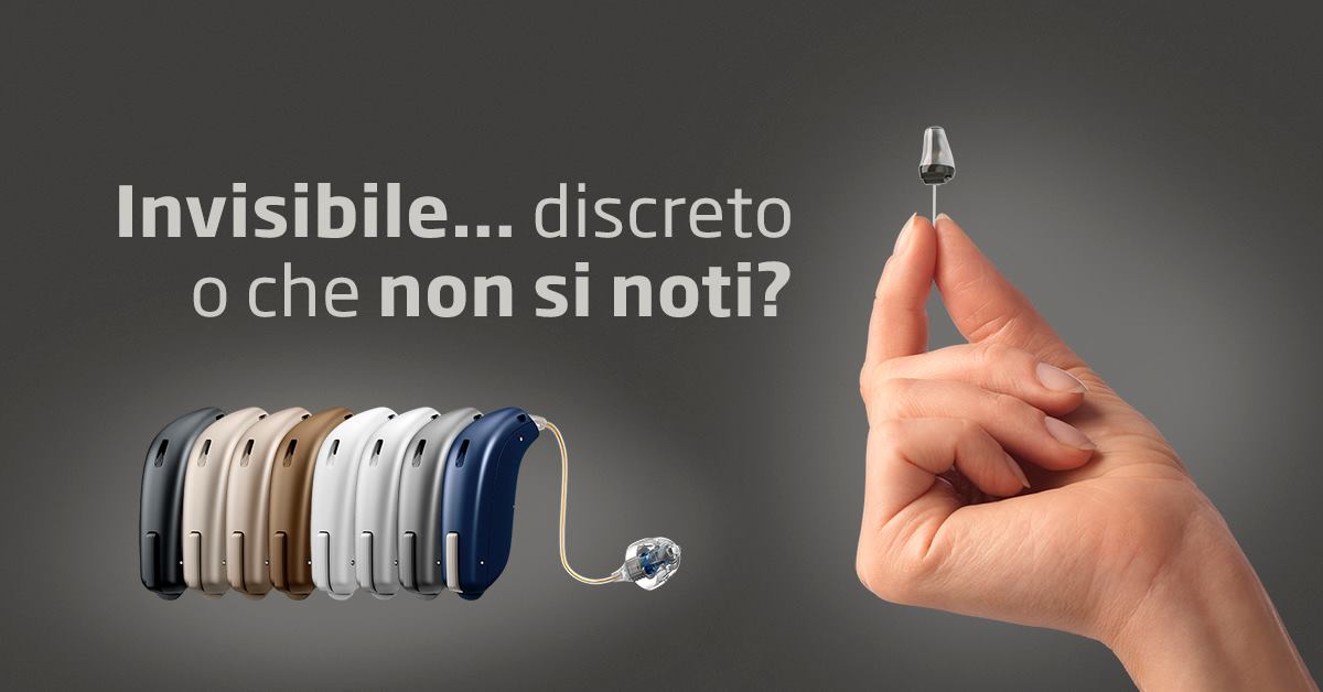 Infografica con testo in italiano “Invisibile... discreto o che non si noti?” che mostra piccoli apparecchi acustici e una mano che ne tiene uno.