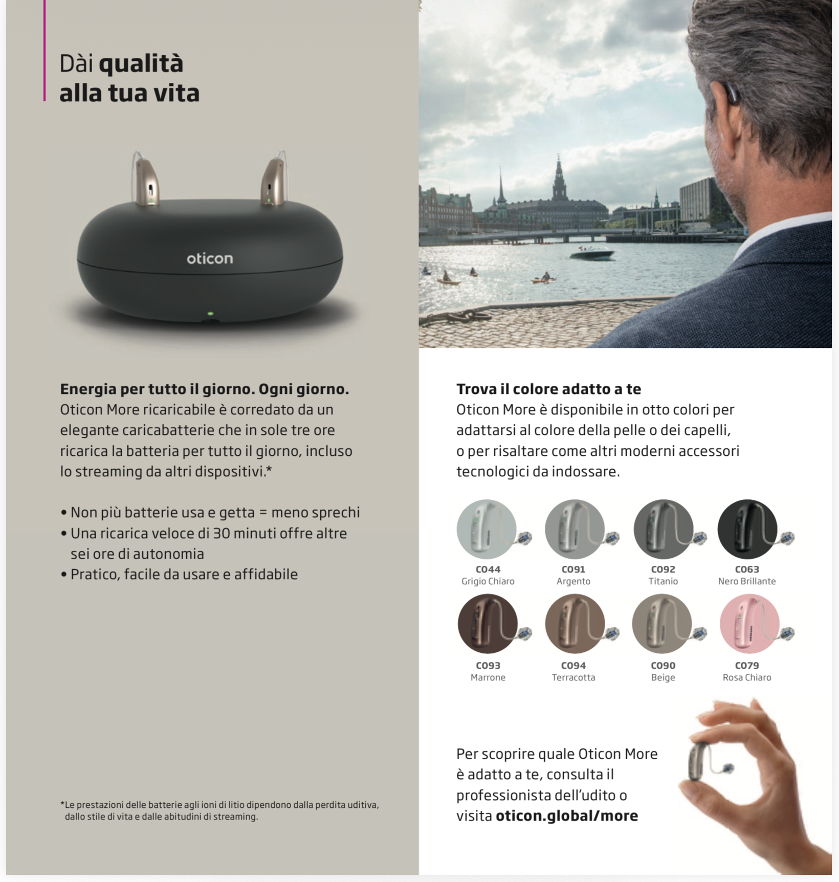 Volantino promozionale per gli apparecchi acustici neri Oticon, con un primo piano del prodotto e un uomo che osserva il lungomare di una città.