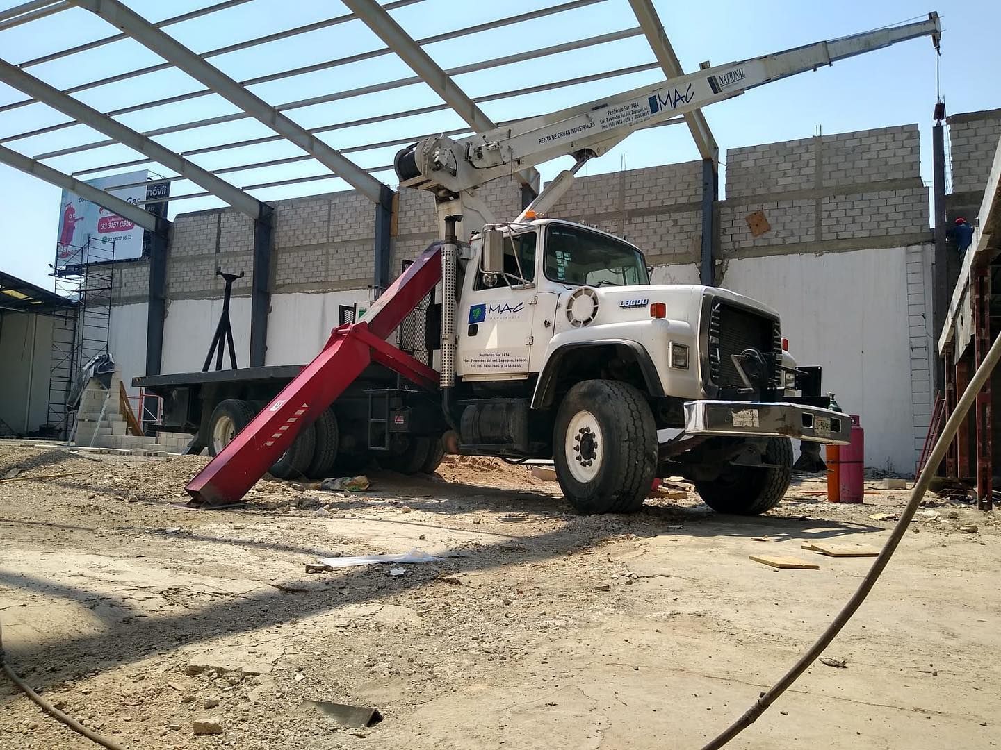 grúa titan de 18 Ton cargando viguería