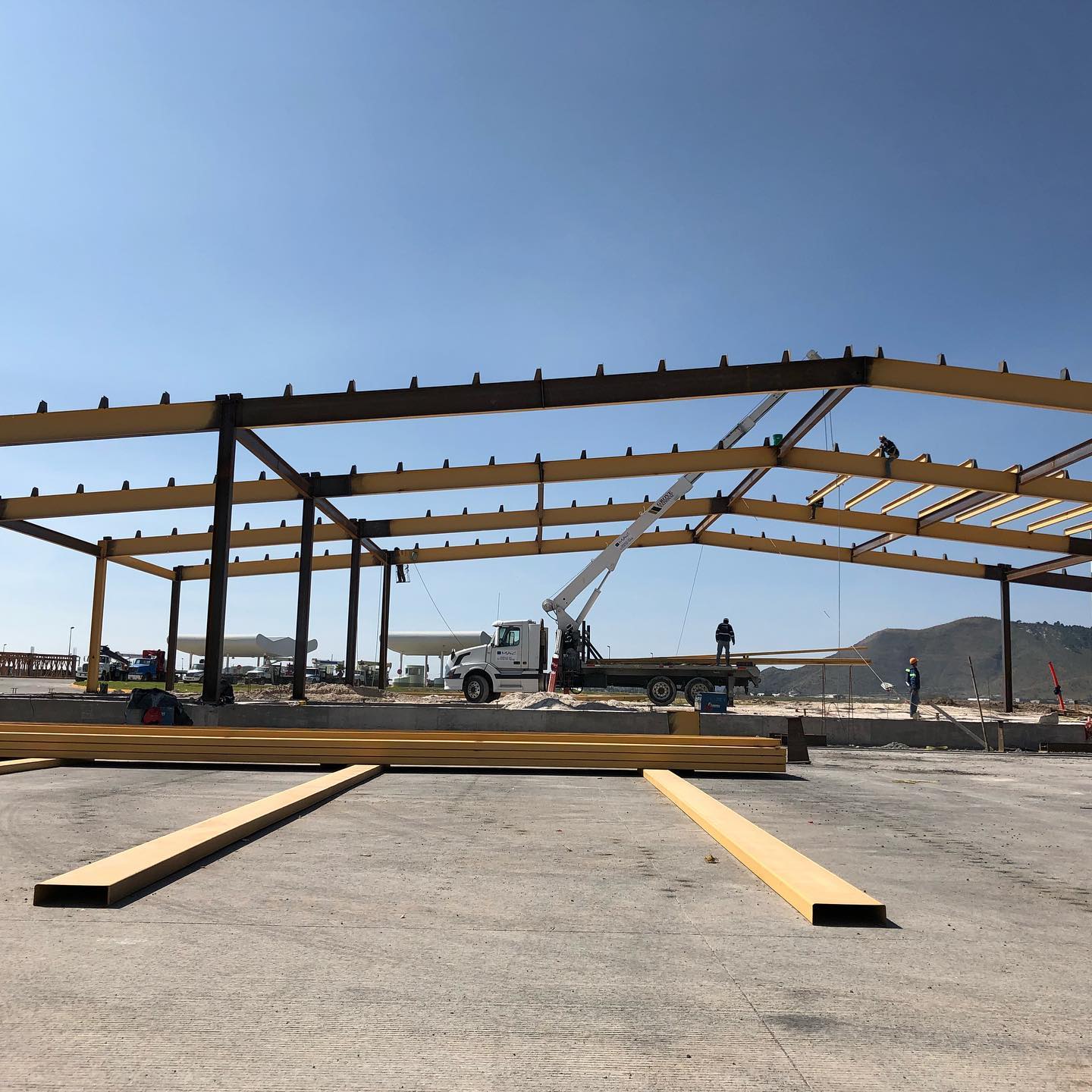 Montajes de anuncios y estructura metálica
